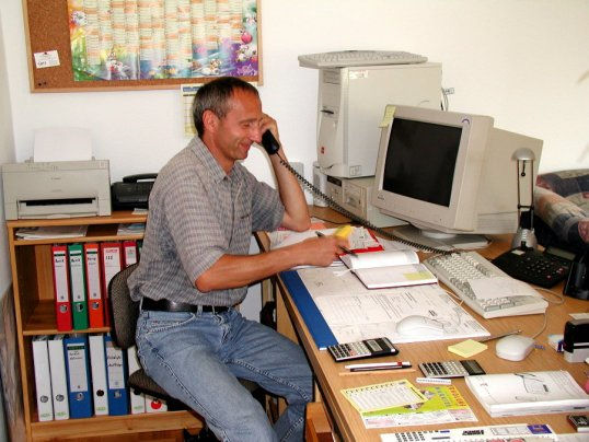 Dieter Wenzl in Büro